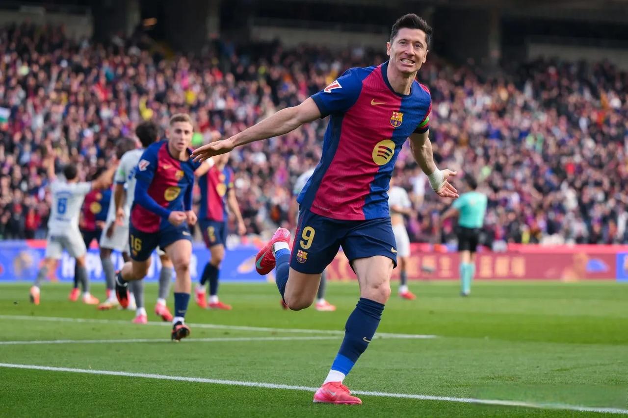 包含莱万多夫斯基迎来十二赛季出色发挥，西班牙队观众热烈欢呼！的词条